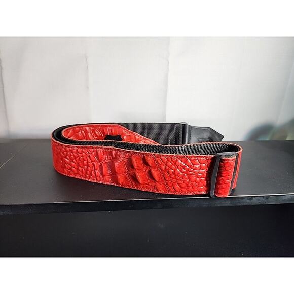 Levys M8CR-RED Immitation Crocodile Leather Guitar Strap Retired RARE Excellent - Picture 3 of 3